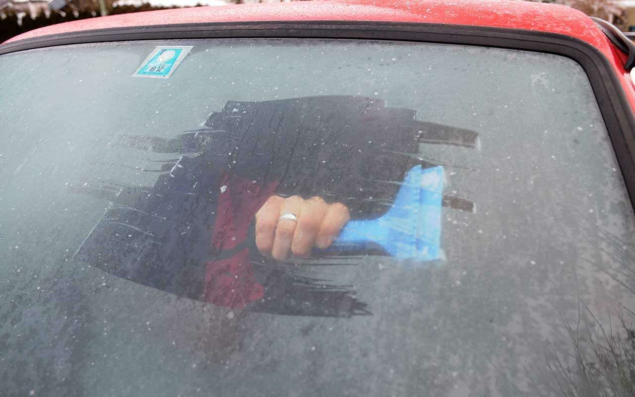 Почему потеет стекло со стороны водителя