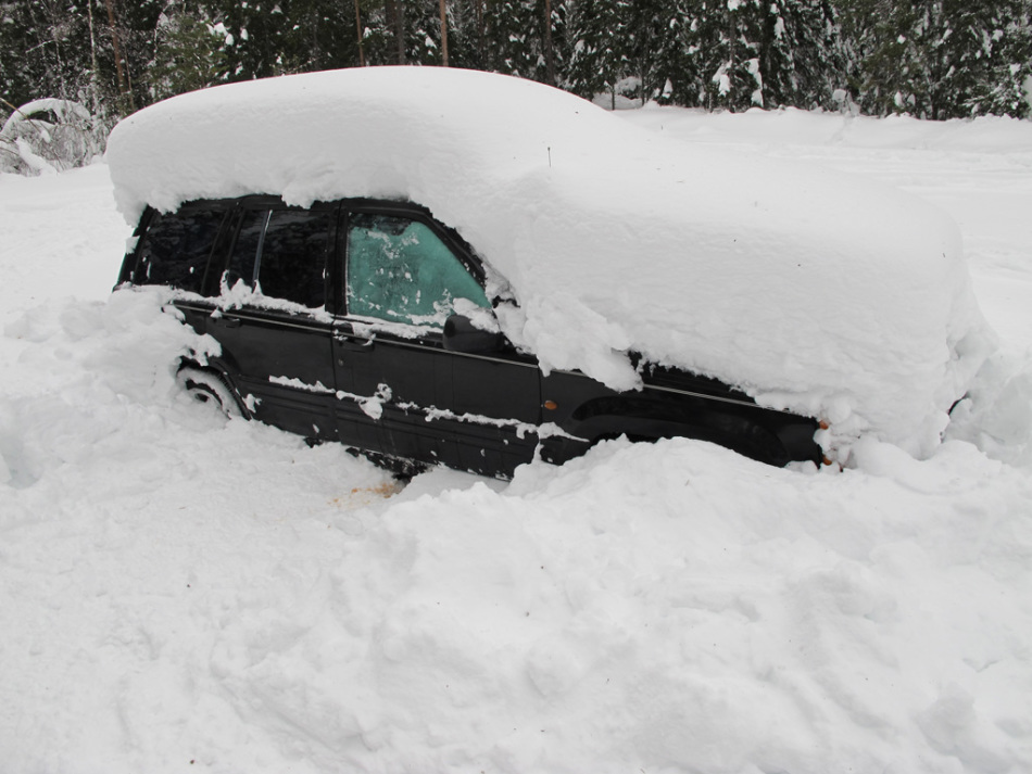 Если машину настолько занесет снегом, с большой долей вероятности замок заморозится