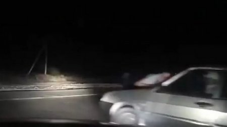 Водитель не выполнив требования об остановке и протащил на капоте участкового инспектора полиции в Туркестанской области