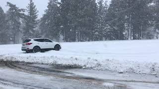 Hyundai Santa Fe off road, in the snow