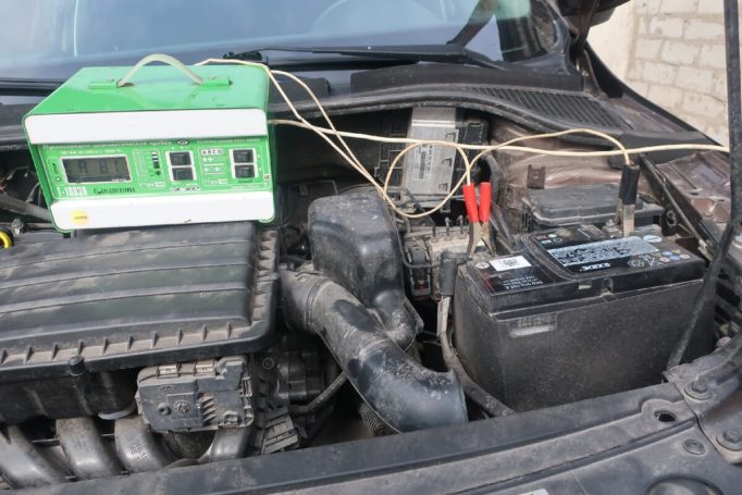 Можно ли заряжать аккумулятор не снимая с автомобиля